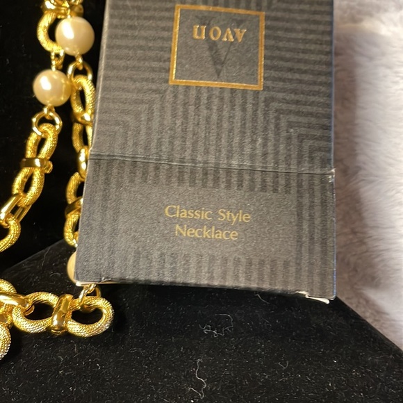 Avon -1993-Vintage Classic Style Necklace Gold and Pearlesque - Picture 2 of 5